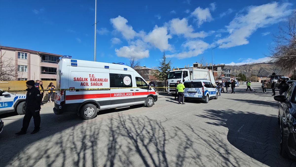 Erzincan\'da çöp kamyonu yaşlı kadına çarptı