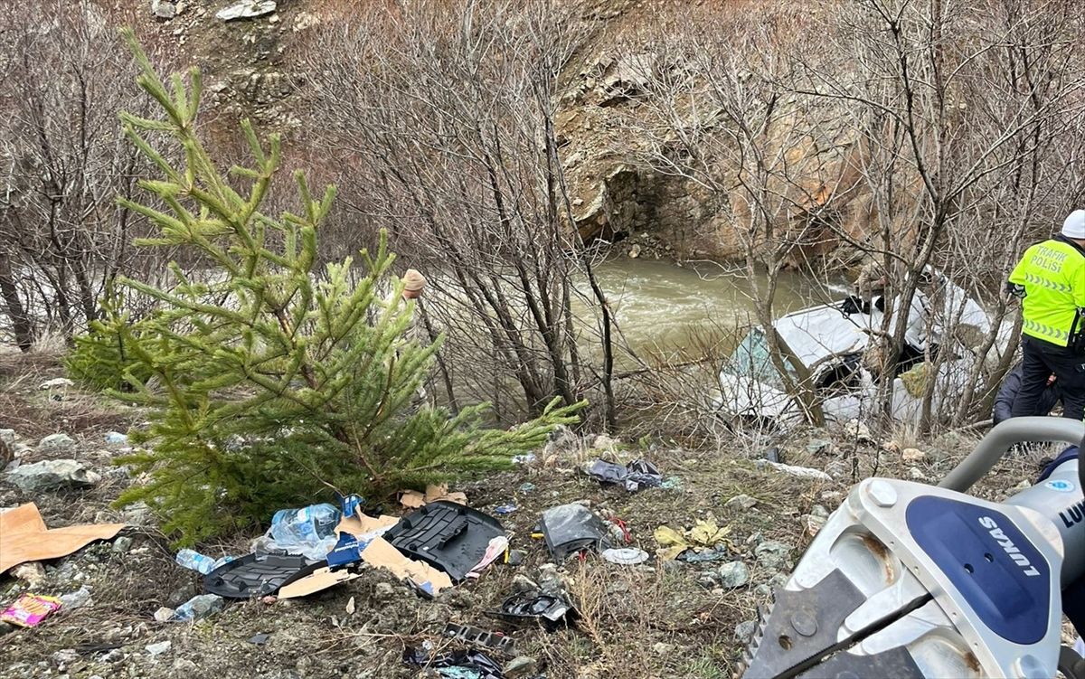 Erzincan\'da Minibüs Dereye Düştü