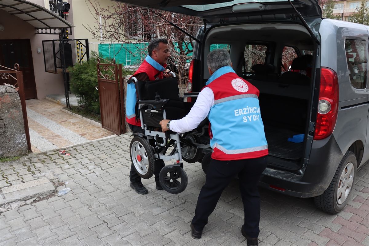 Öğrenciler Engellilere Ücretsiz Araç Tamiri Yapıyor