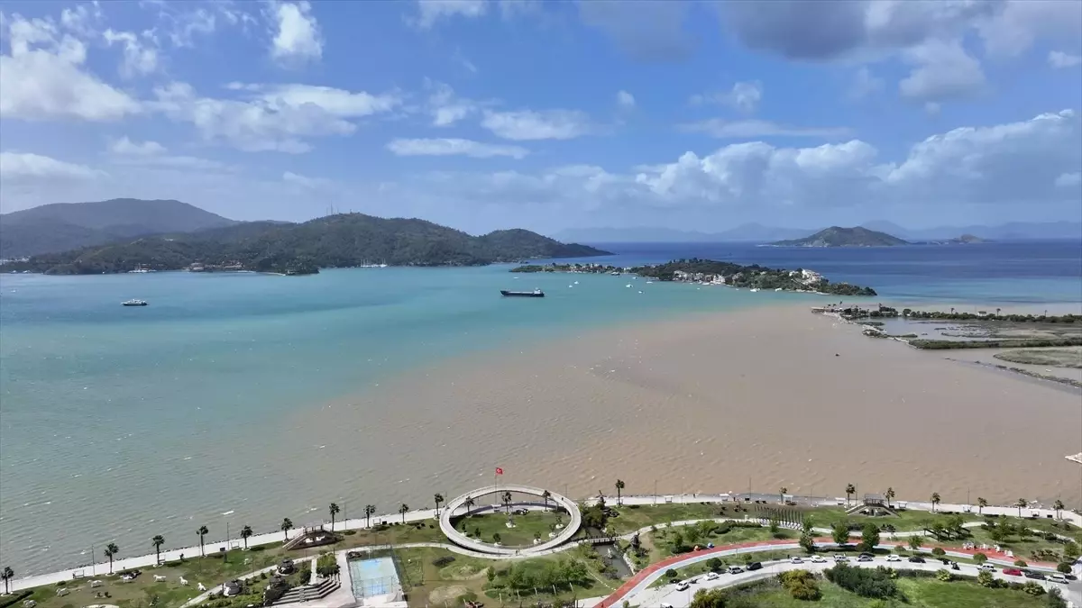 Fethiye ve Marmaris\'te Deniz Suyunun Rengi Değişti