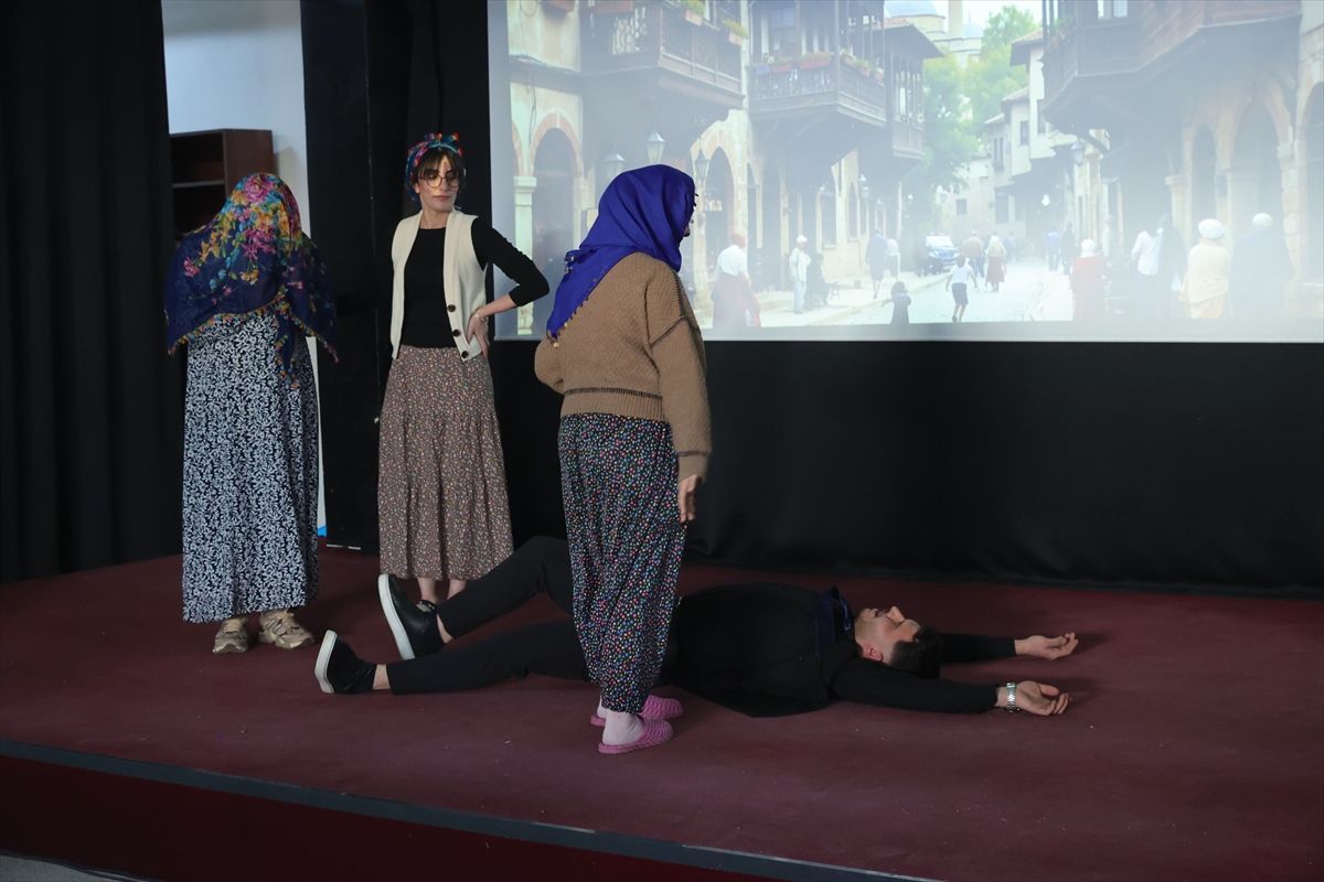 Hakkari Üniversitesi\'nde Tiyatro Gösterimi