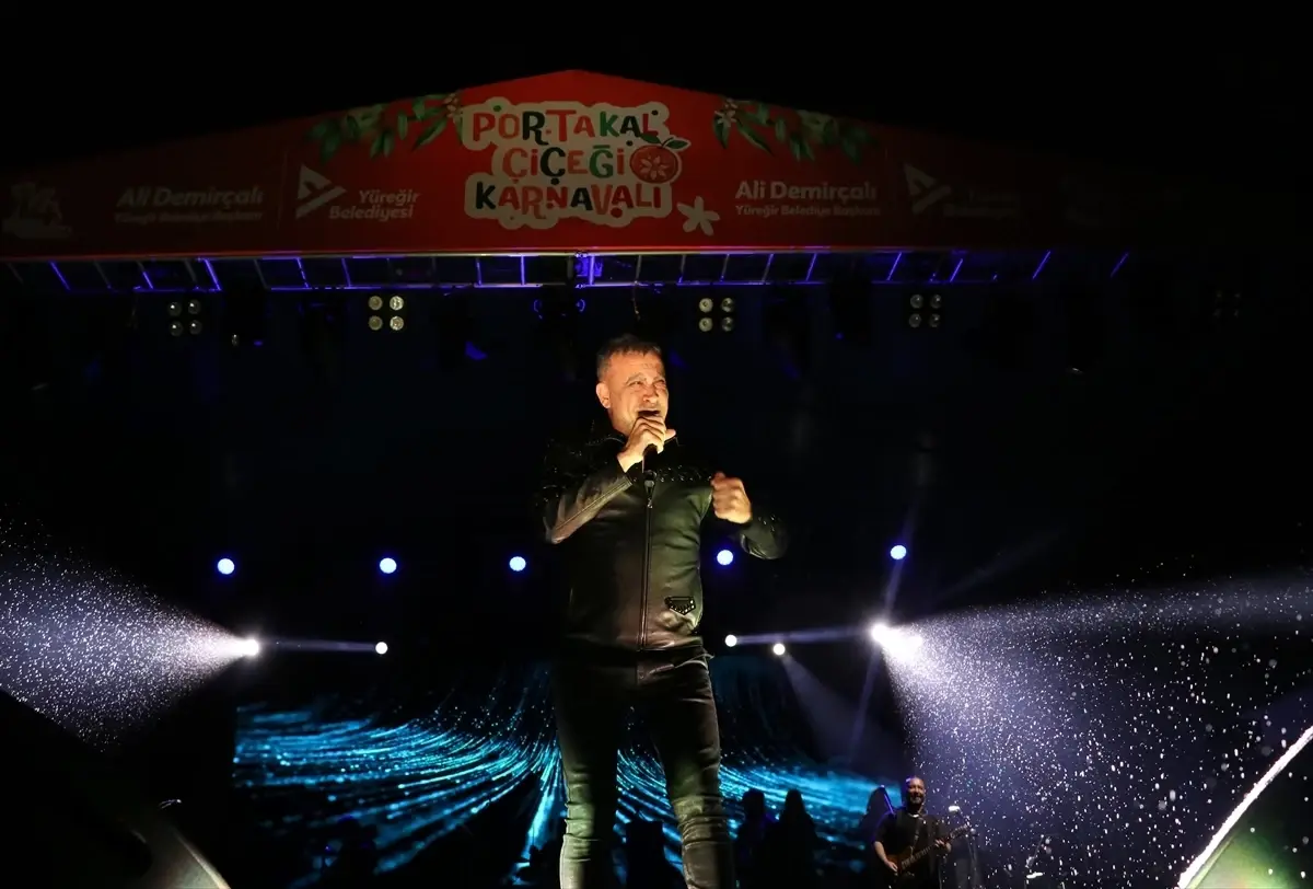 Haluk Levent Portakal Çiçeği Karnavalı\'nda Konser Verdi