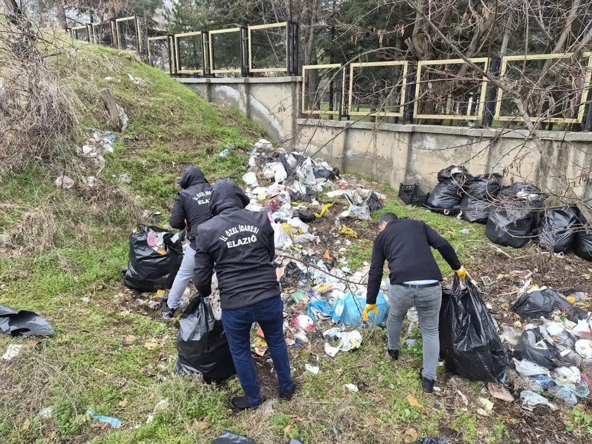 Hazar Gölü\'nde Çevre Temizliği
