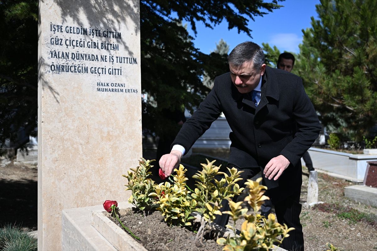 İçişleri Bakanı Çiftçi, Neşet Ertaş\'ın kabrini ziyaret etti