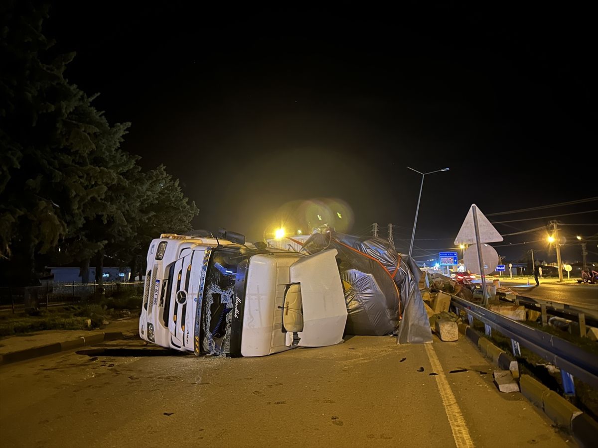 Eğirdir\'de Saman Yüklü Tır Devrildi