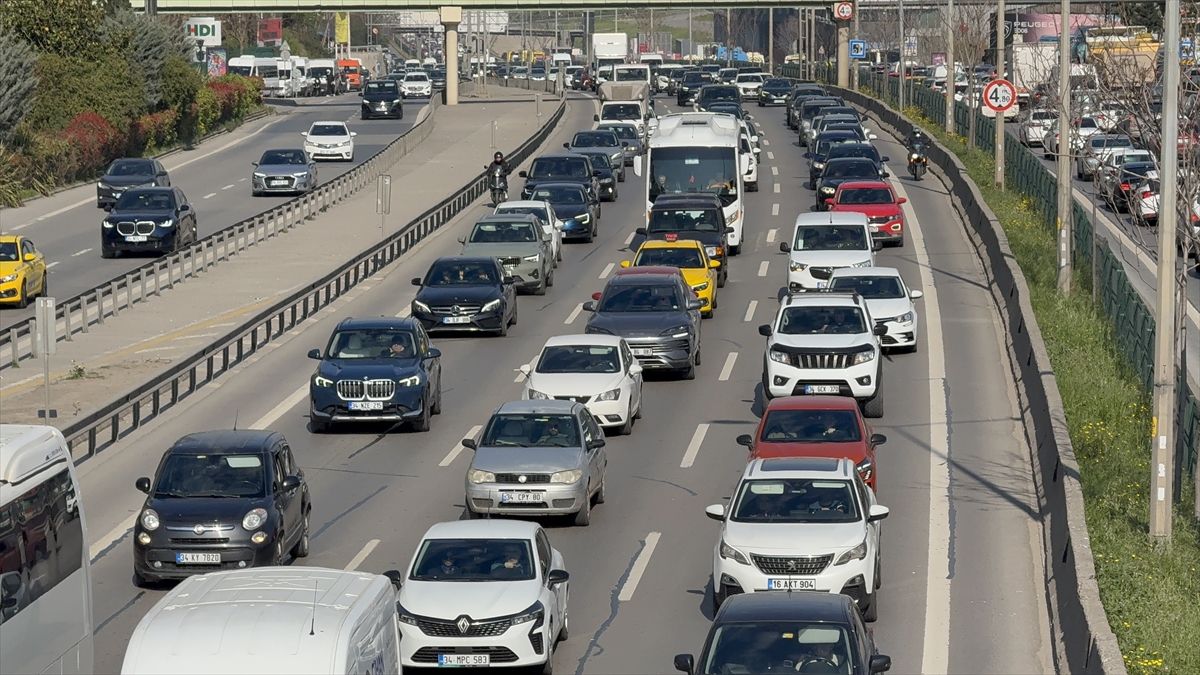 İstanbul\'da Anadolu Yakası\'ndaki trafik yoğunluğu yüzde 81\'e yükseldi