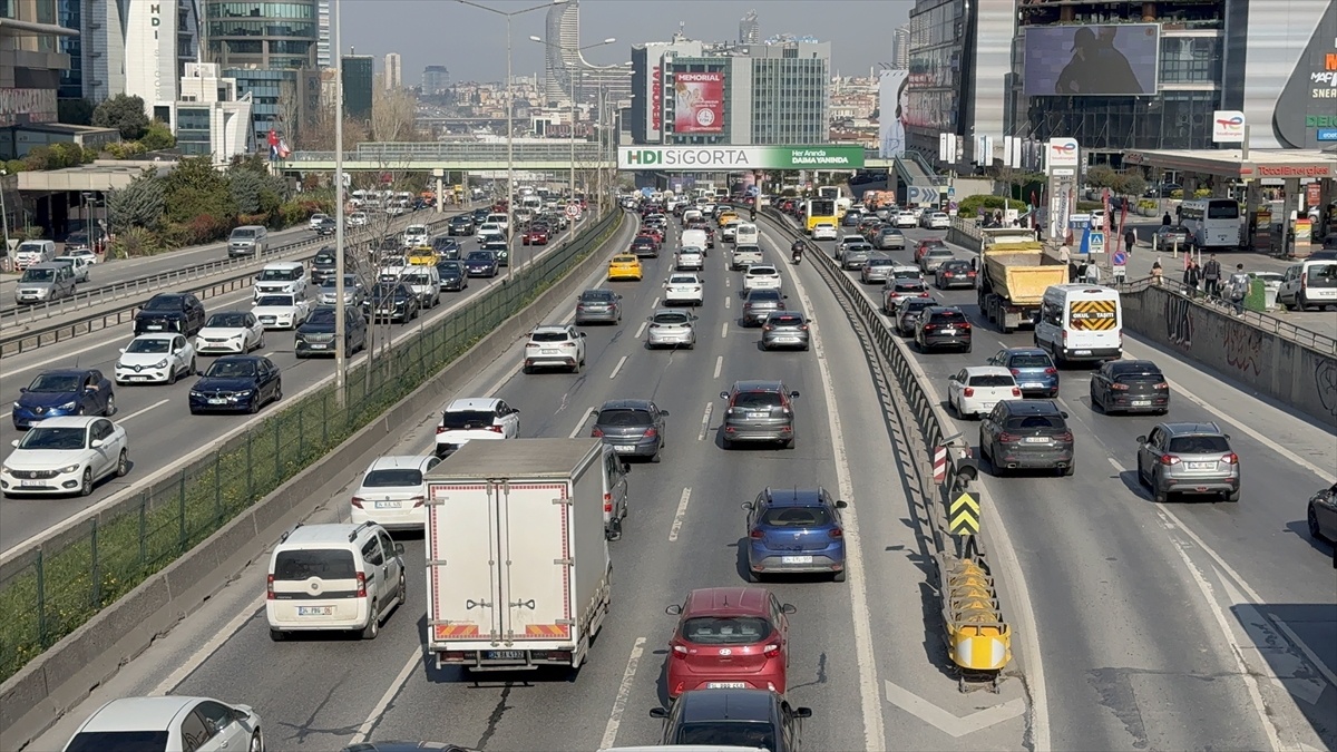İstanbul\'da Anadolu Yakası\'ndaki trafik yoğunluğu yüzde 81\'e yükseldi