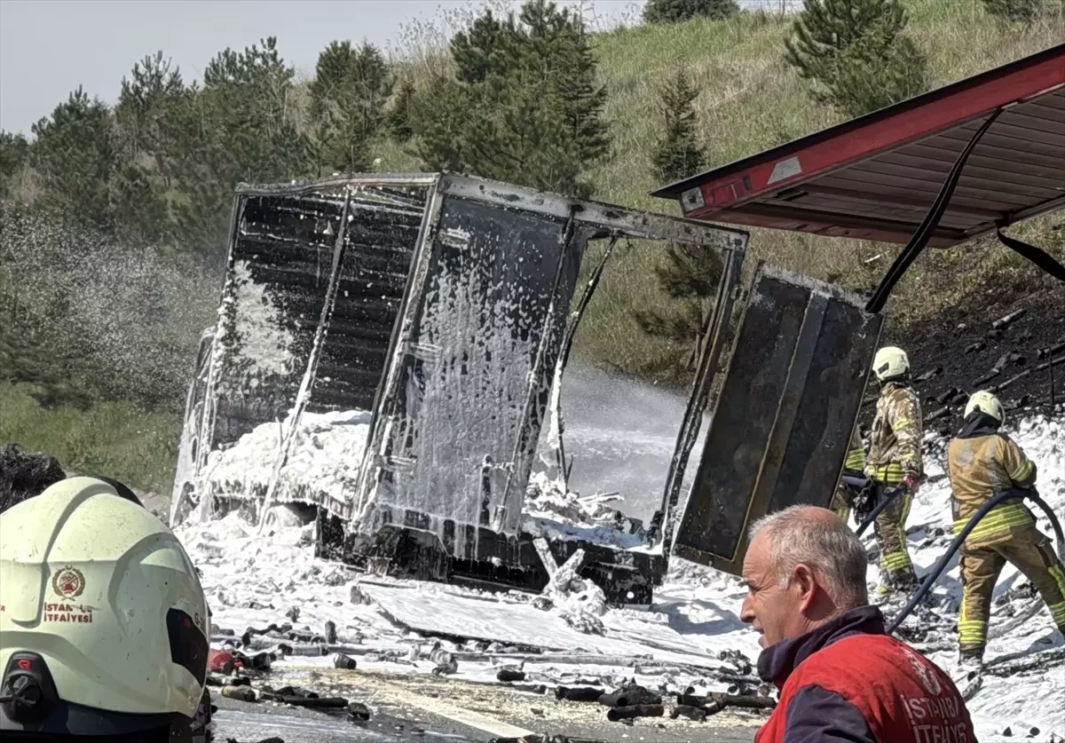 Kuzey Marmara Otoyolu\'nda Tır Yangını