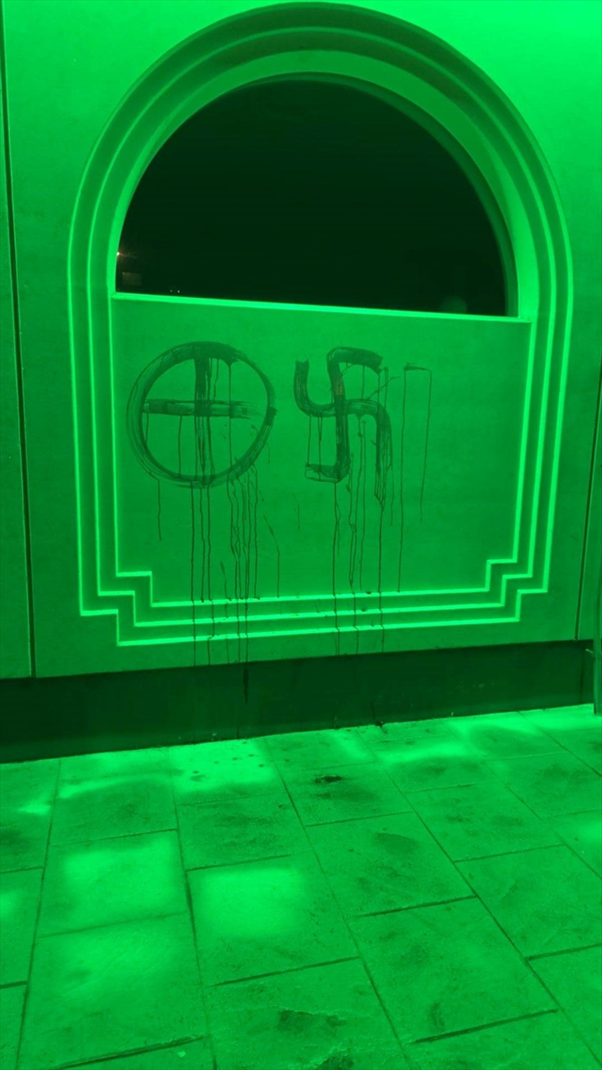 İsveç\'te bir camiye ırkçı saldırı düzenlendi