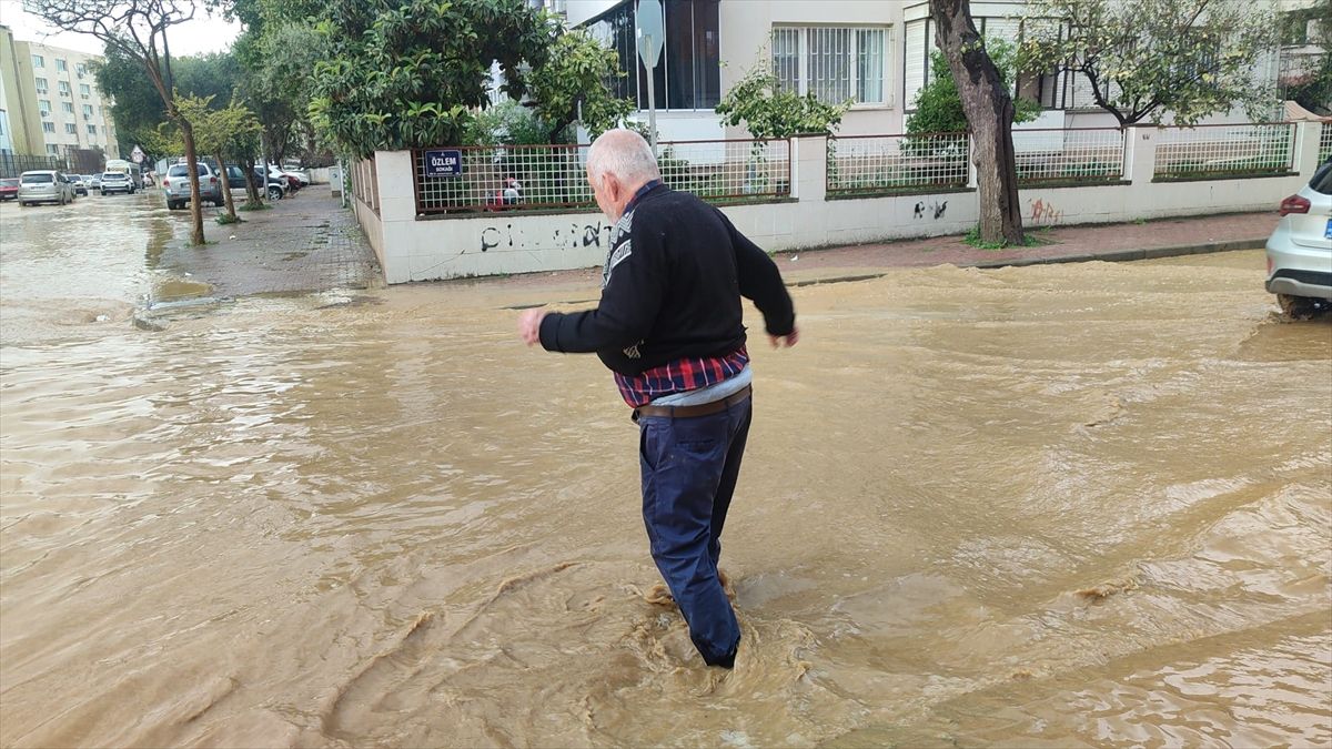 Ödemiş\'te Sağanak Yağışlar Su Birikintilerine Yol Açtı