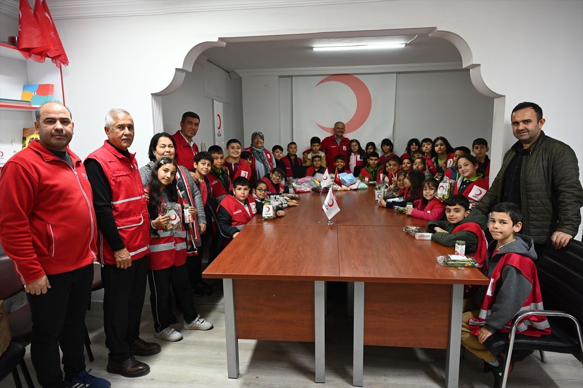 Kadirli ilçesinde öğrenciler kırsalda okuyan akranları için atkı ördü