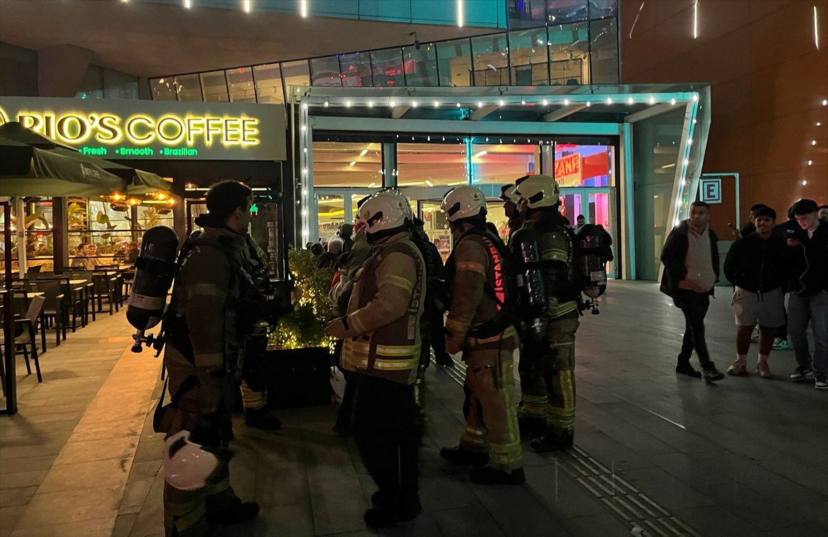 Kağıthane\'de Alışveriş Merkezinde Yangın