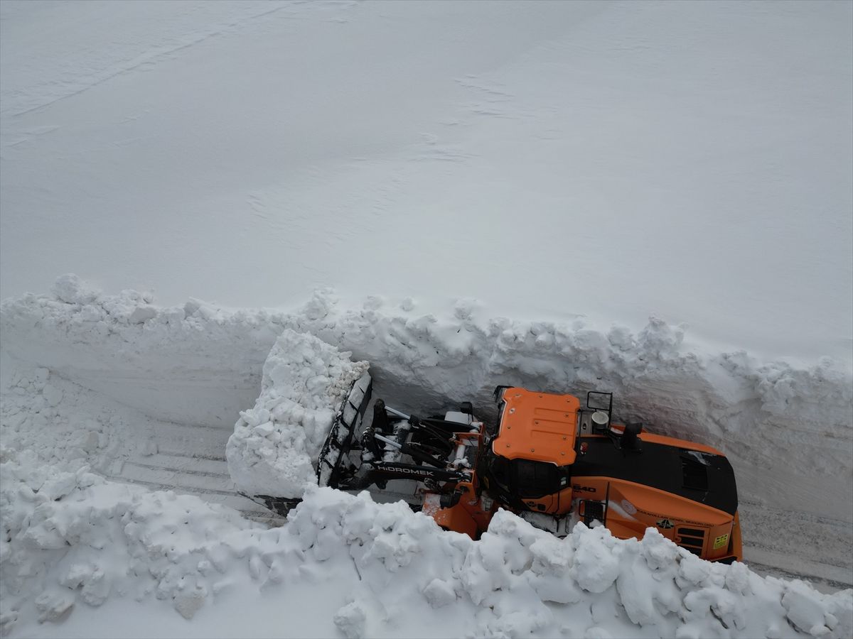 Erzincan\'da Karla Mücadele Zorlu Geçiyor