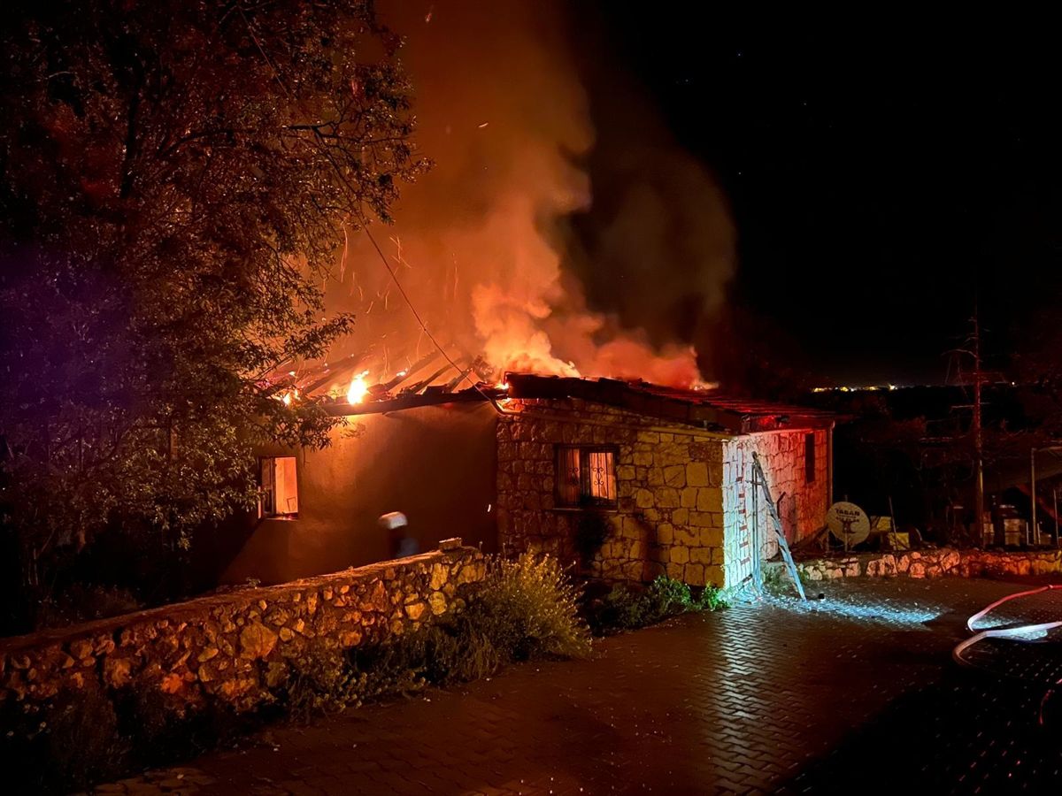 Kaş\'ta Müstakil Evde Yangın Çıktı