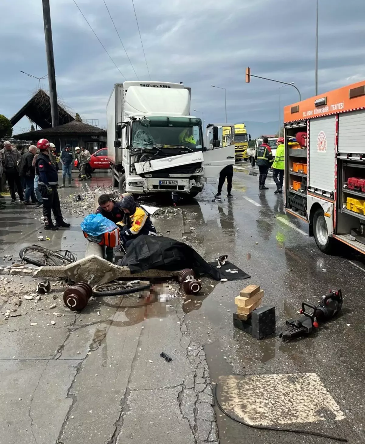 Kazada kamyonun devirdiği beton elektrik direğinin altında kalan bisikletli öldü