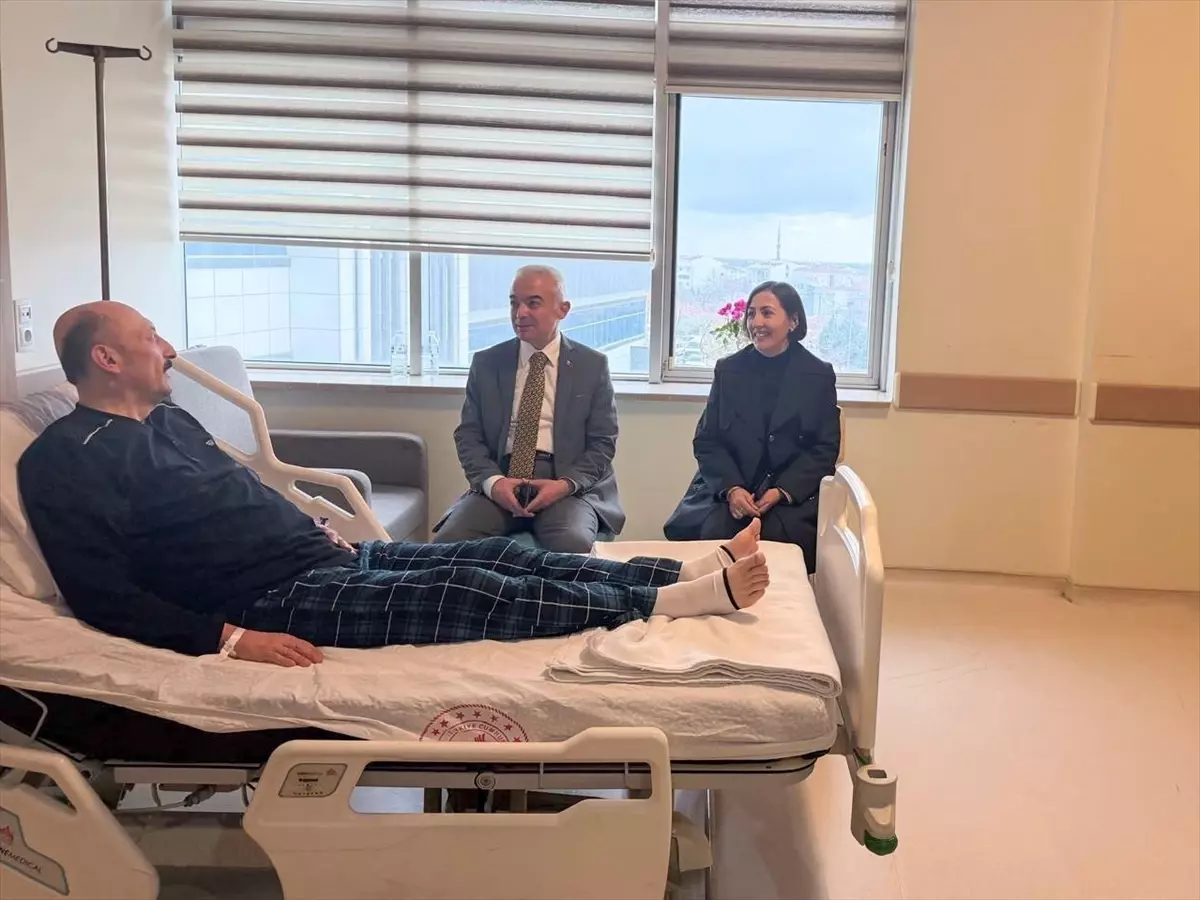 Vali Turan, Müdür Altınöz\'ü Hastanede Ziyaret Etti