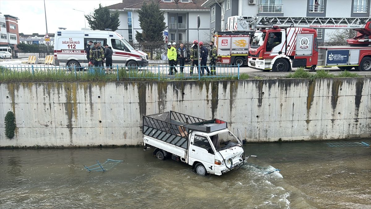 Kamyonet Dereye Düştü, Sürücü Hayatını Kaybetti