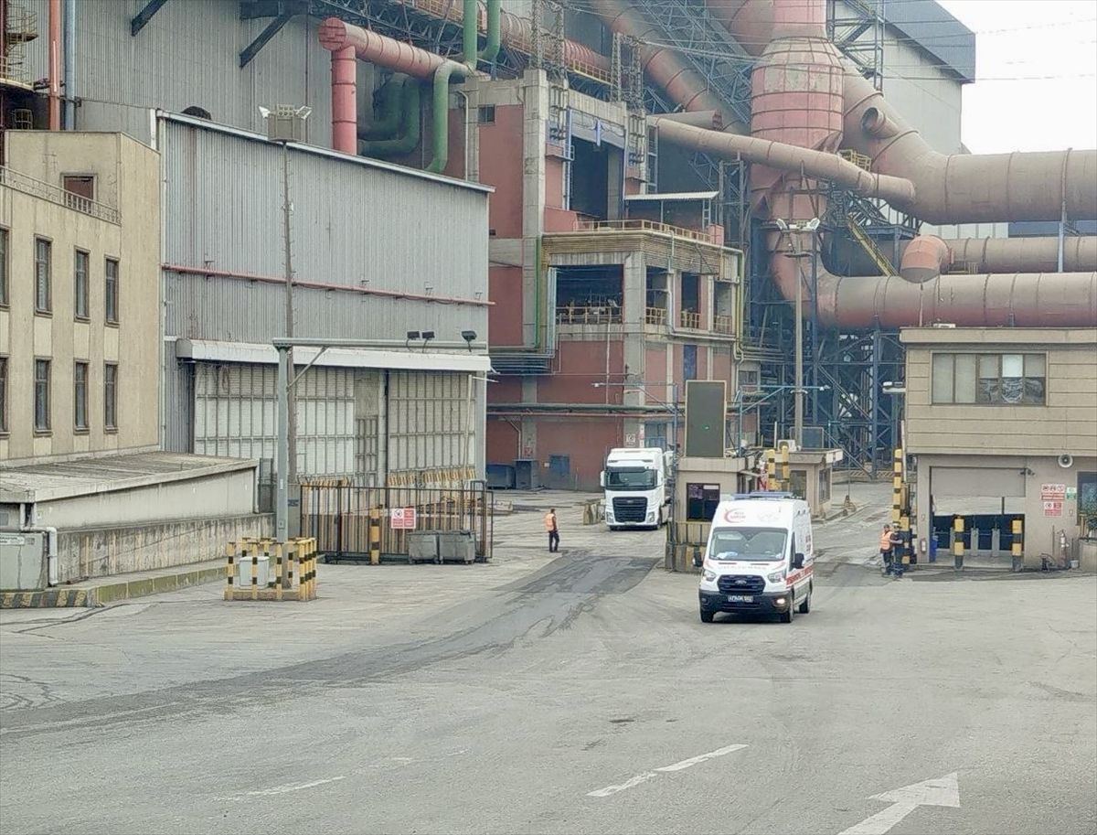 Kocaeli\'de fabrikada yüksekten düşen 3 işçi öldü