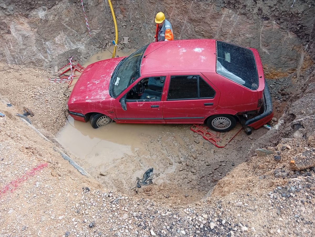 Kozan\'da Çukura Düşen Araçta Sürücü Yaralandı