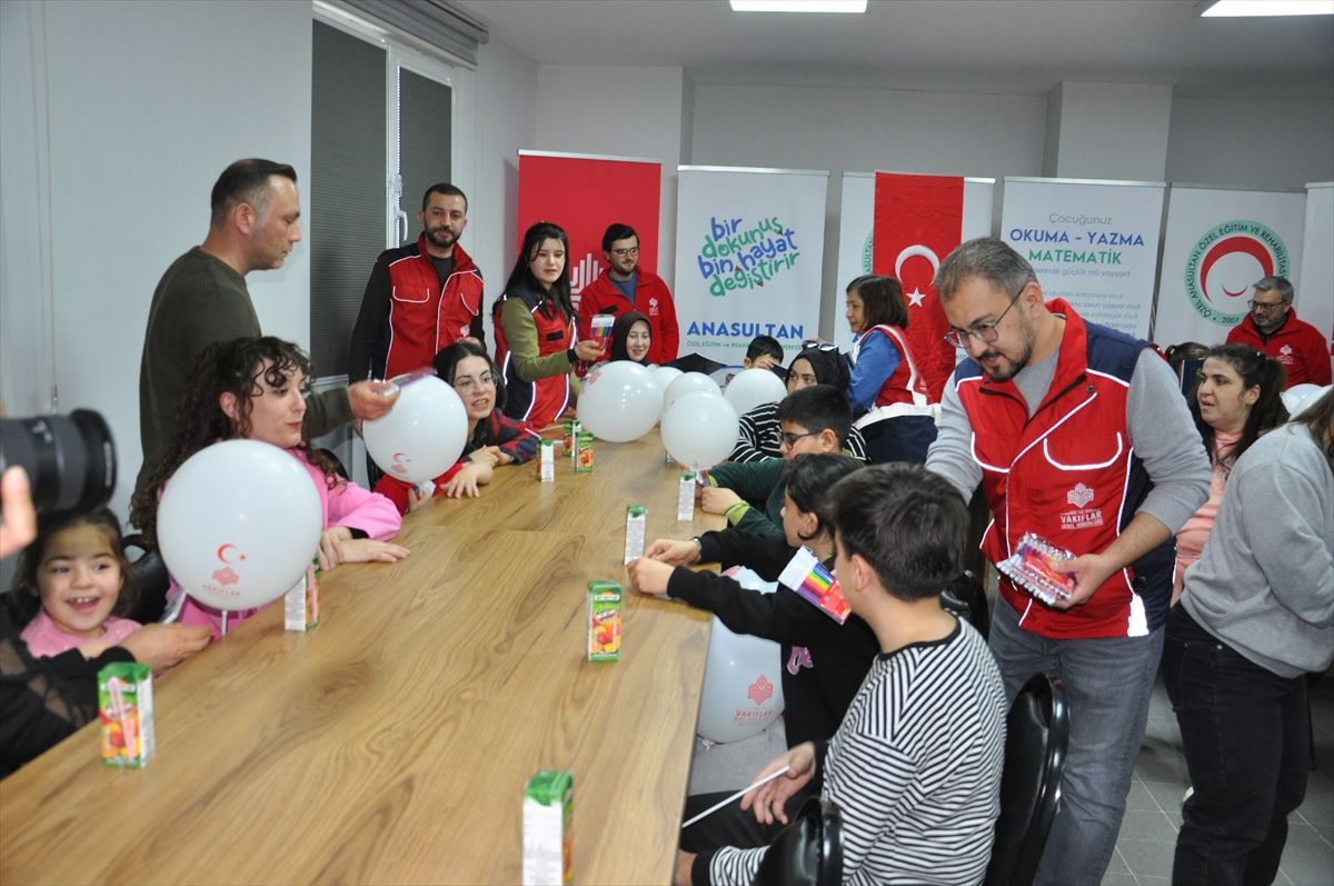 Otizm Günü’nde Özel Öğrencilere Destek