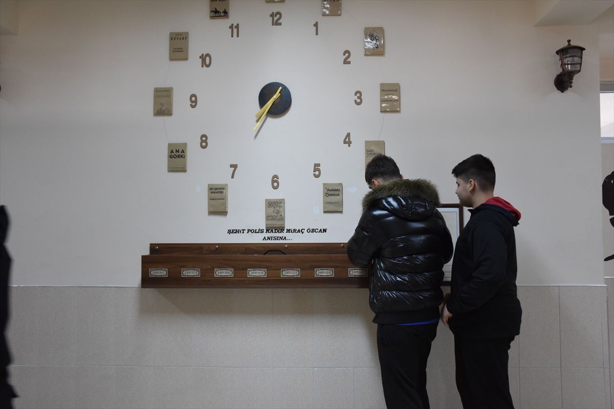 Lise öğrencileri harçlıklarıyla okuldaki arkadaşlarına burs veriyor