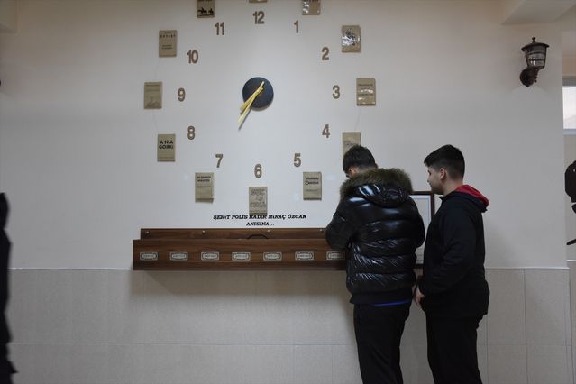 Lise öğrencileri harçlıklarıyla okuldaki arkadaşlarına burs veriyor