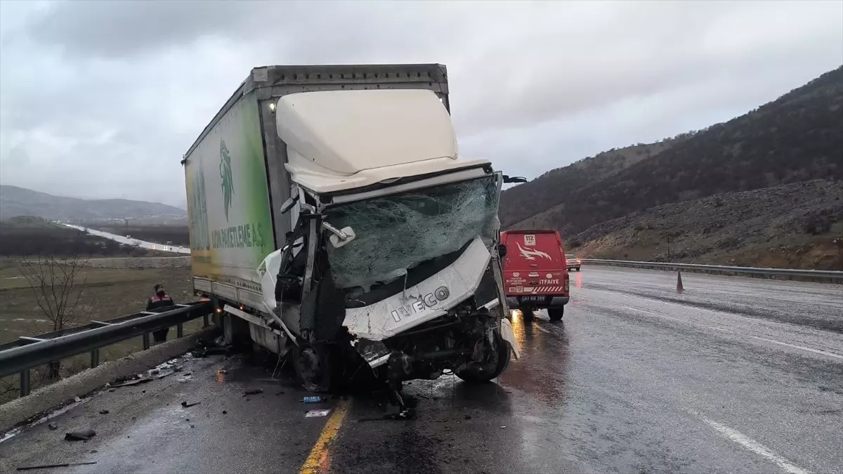 Malatya\'da Tırla Çarpışma: 3 Ölü