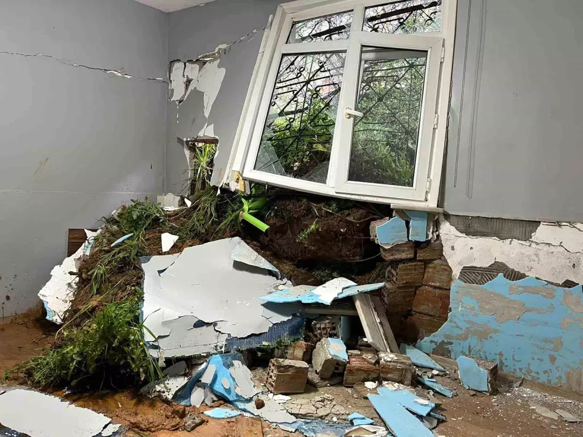 Maltepe\'de Toprak Kayması: Tek Katlı Ev Hasar Gördü