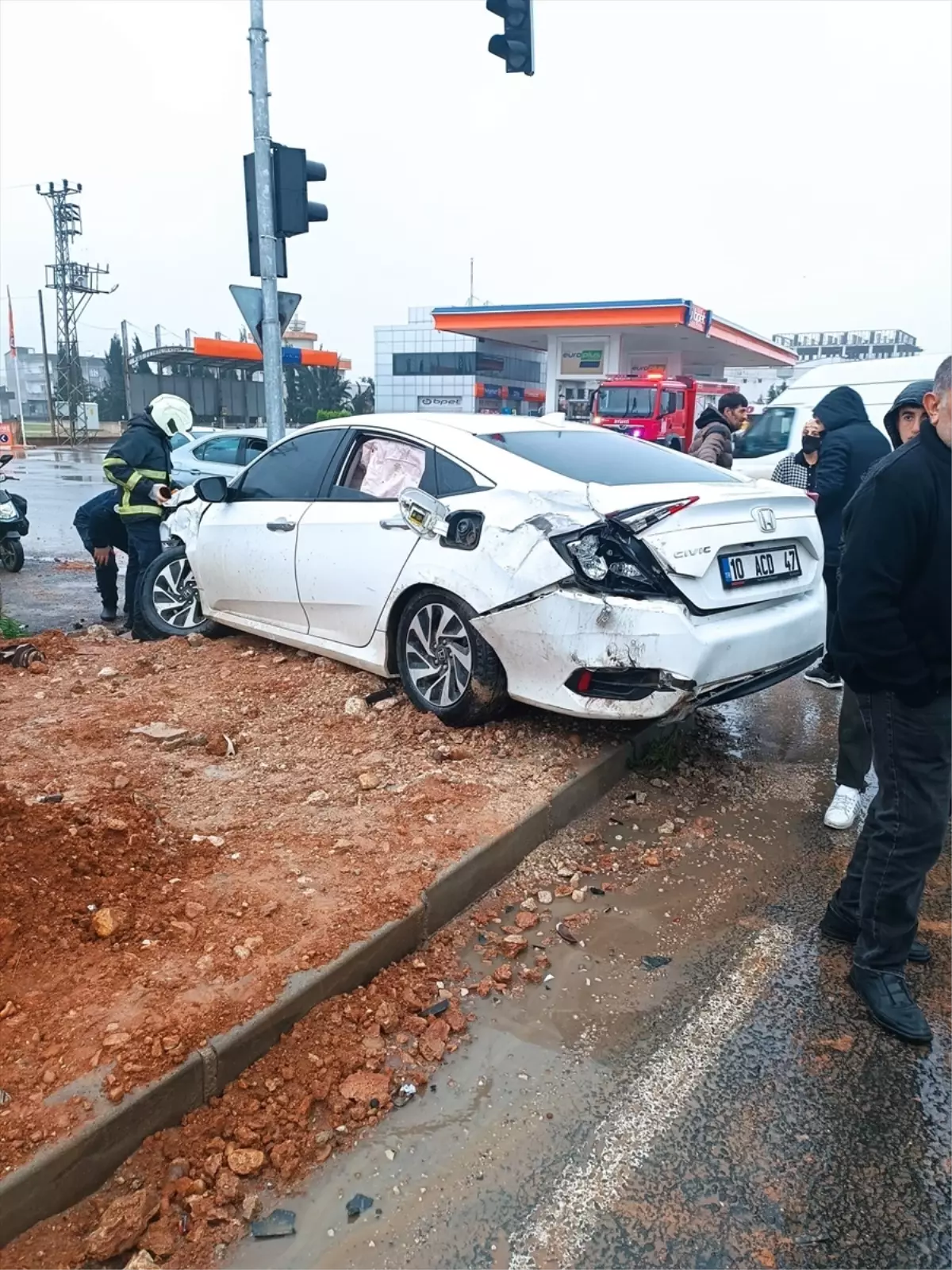 Kızıltepe\'de Kamyon-Otomobil Çarpışması: 2 Yaralı