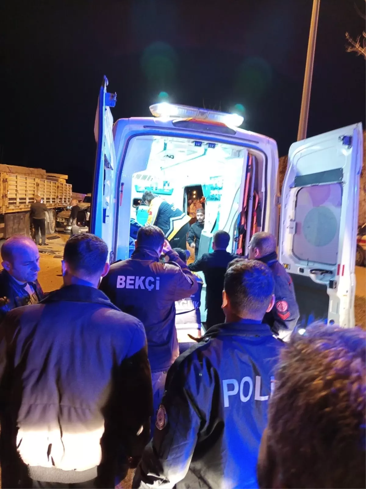 Mardin\'de Tır\'a Çarpan Otomobilde 5 Yaralı