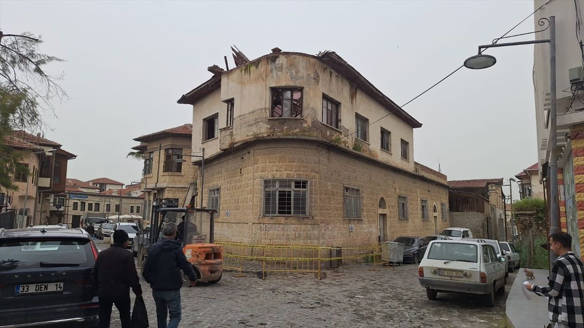 Tarsus\'ta Boş Bina Çöktü