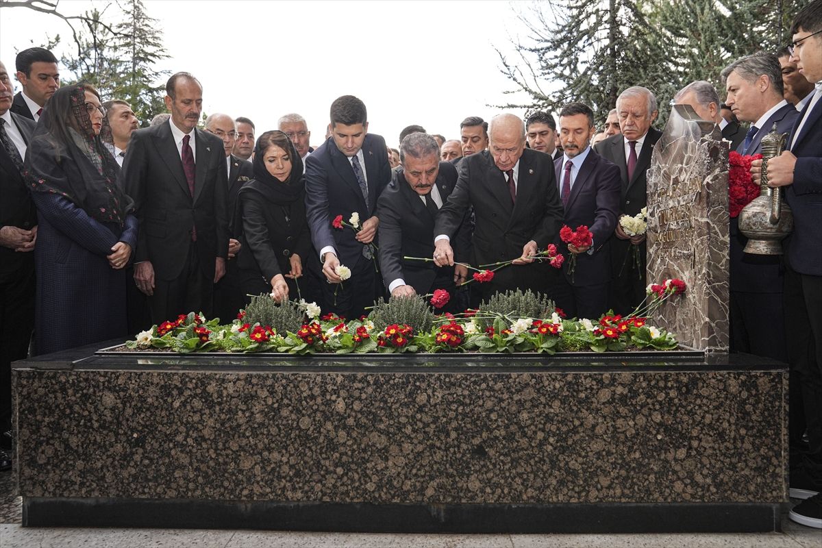 Bahçeli, Alparslan Türkeş\'in kabrinde: Fotoğraf karesindeki detay dikkat çekti