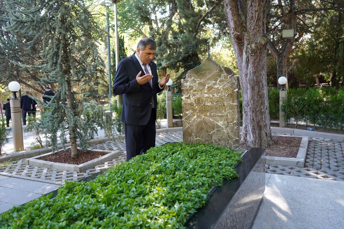 MHP\'den Türkeş\'e Anma Mesajı