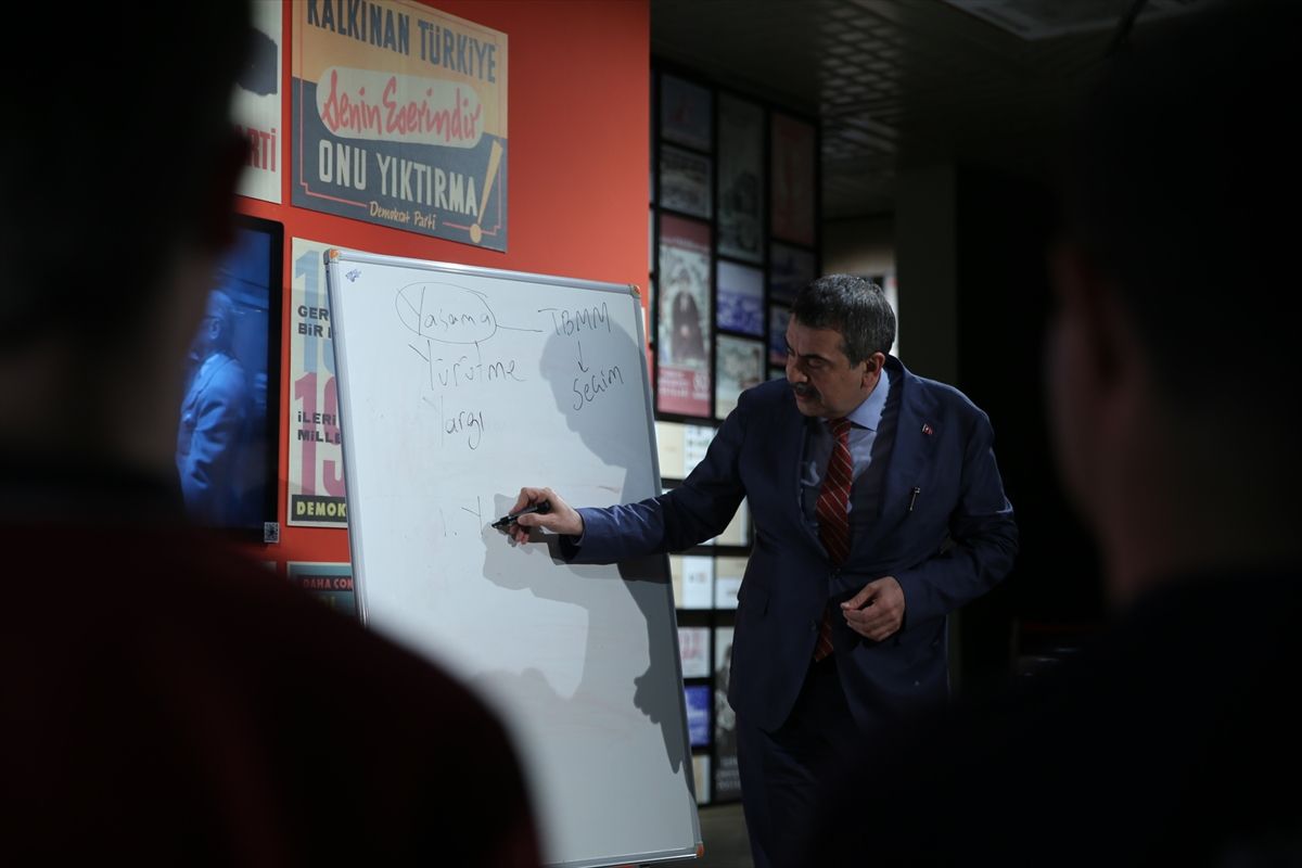 Demokrasi ve Milli Egemenlik Vurgusu