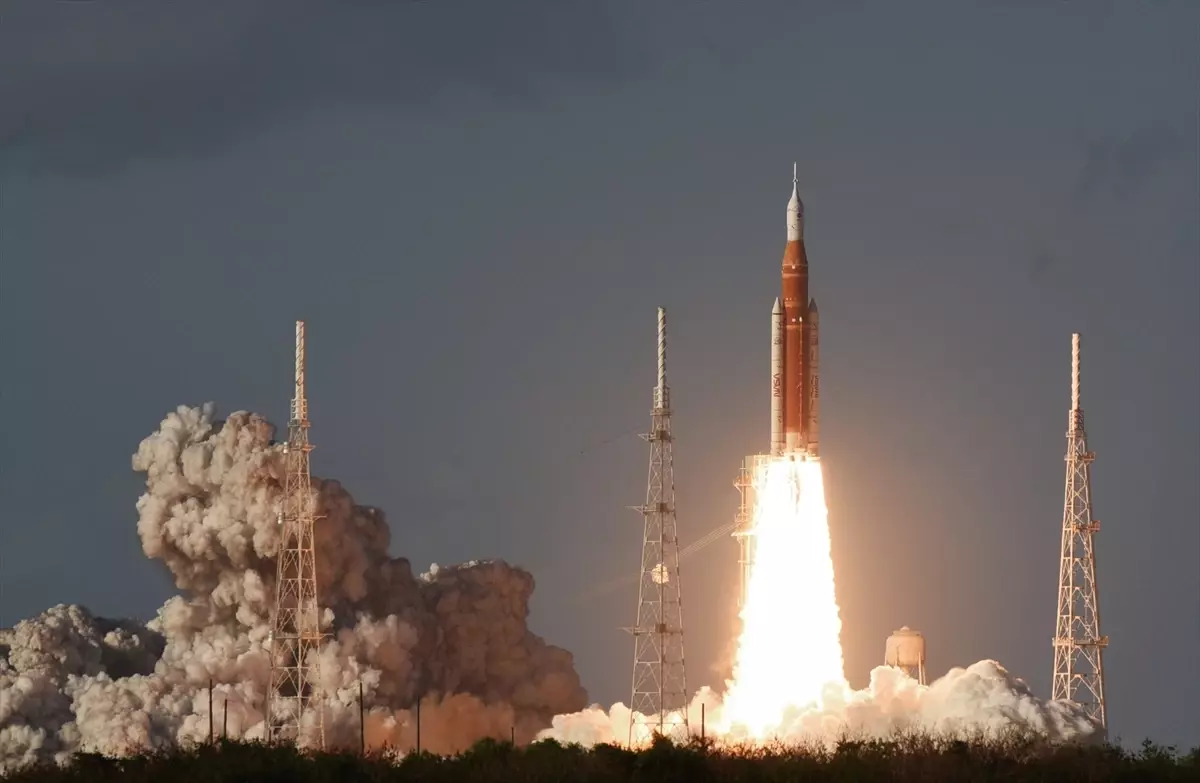 NASA, Ay\'a İlk İnsanlı Uçuşu Başlattı