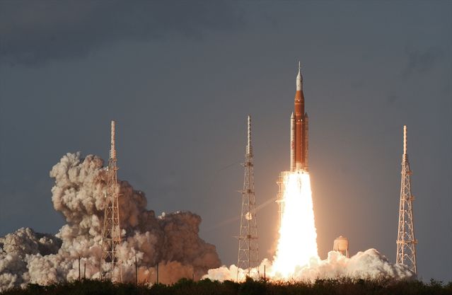 NASA, Ay’a İlk İnsanlı Uçuşu Başlattı