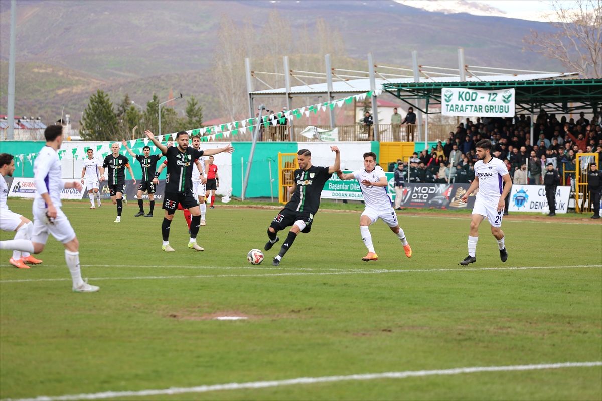 12 Bingölspor Şampiyonluğu Kutladı