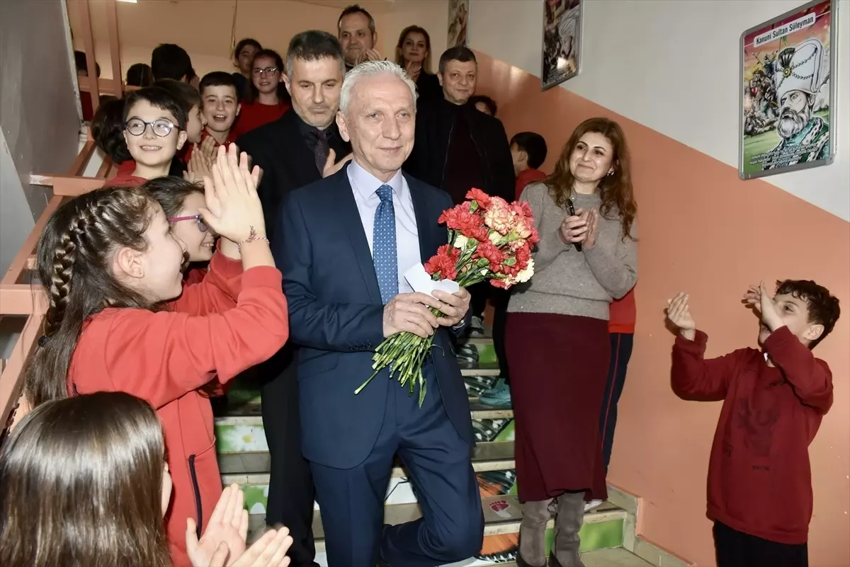 Ordu\'da 46 yıllık sınıf öğretmeni düzenlenen sürpriz programla öğrencilerine veda etti