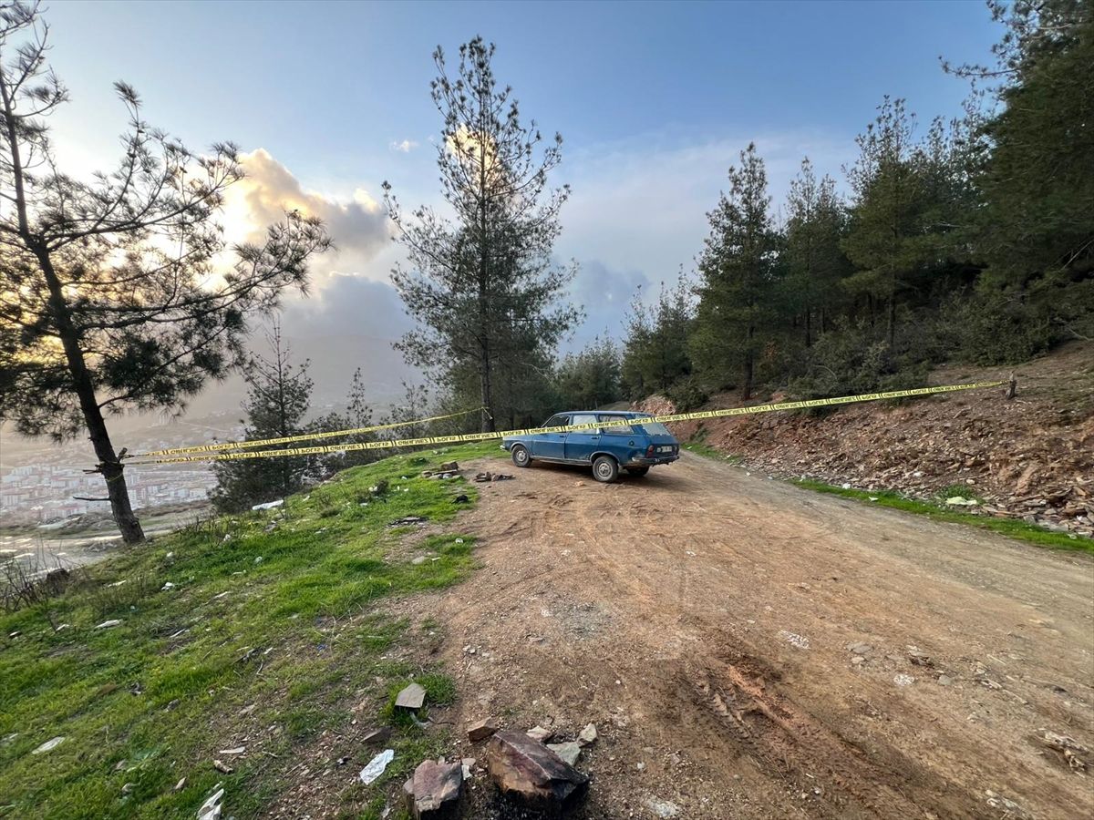 Ormanda Park Halindeki Araçta Erkek Cesedi Bulundu