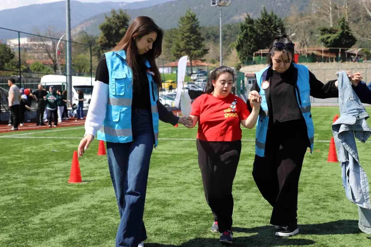 Otizm Farkındalık Günü\'nde özel öğrenciler futbol sahasında buluştu