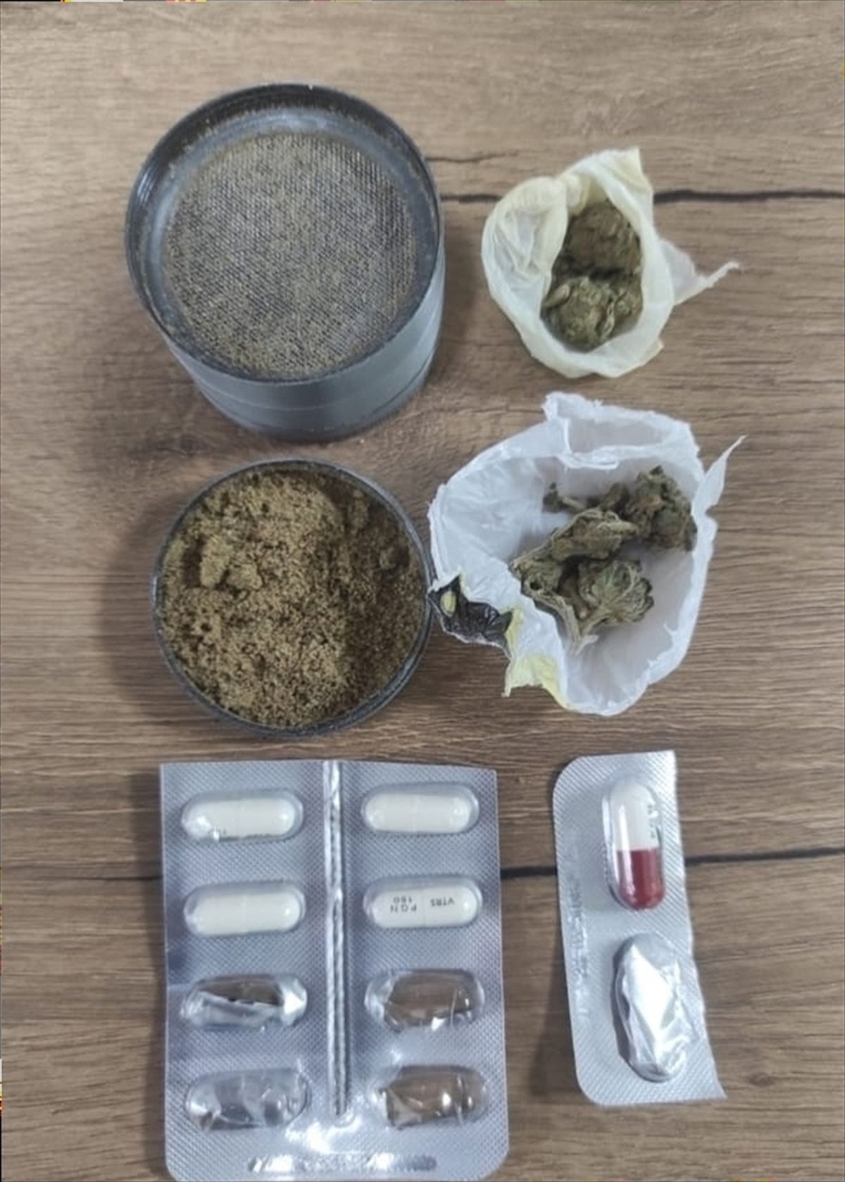 Reyhanlı\'da Ruhsatsız Tabanca ve Uyuşturucu Ele Geçirildi