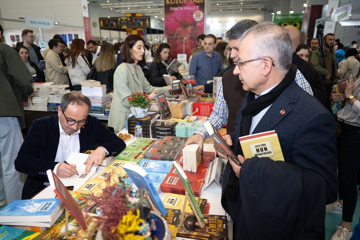 Hacıfazlıoğlu, Kitap Fuarı\'nda Okurlarla Buluştu