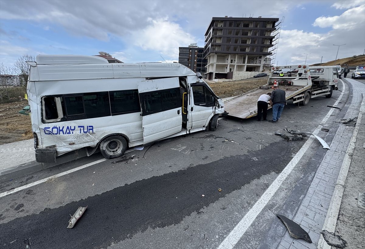 Samsun\'da devrilen servis minibüsündeki 1 kişi yaralandı