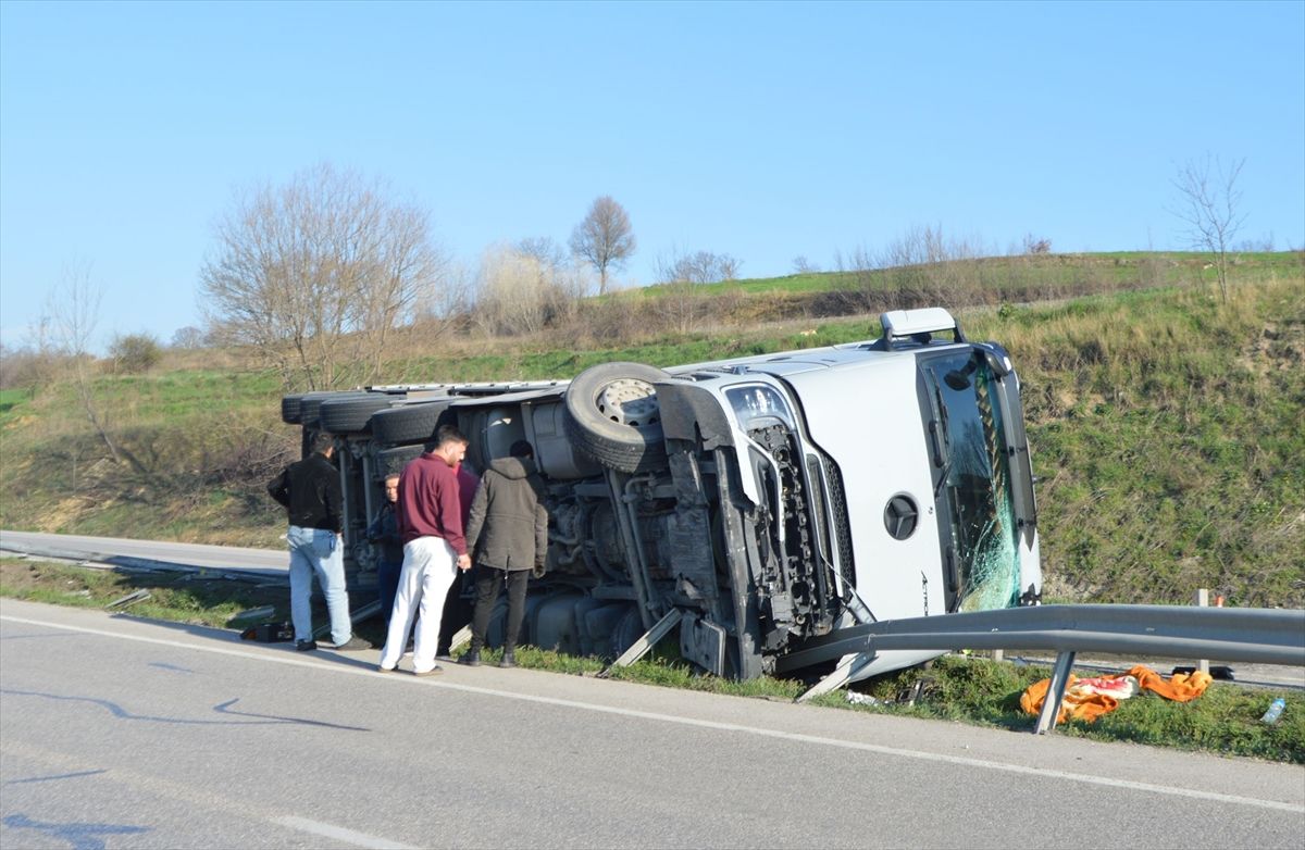 Havza\'da Tır Devrildi, Sürücü Yaralandı