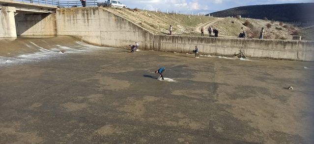Baraj Taşınca Balık Avlandı