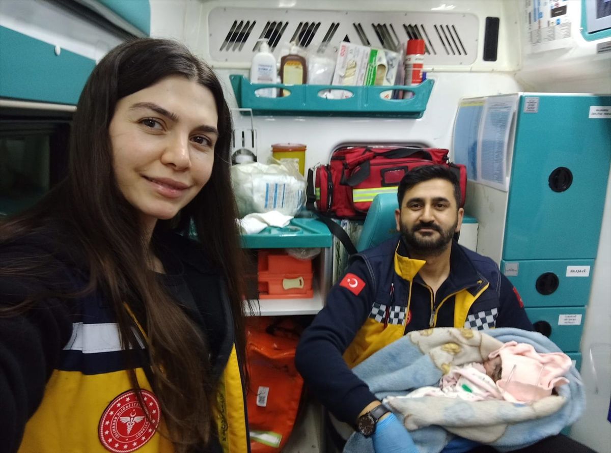 Ambulans Doğum: Hamile Kadın Yolda Bebeğini Doğurdu