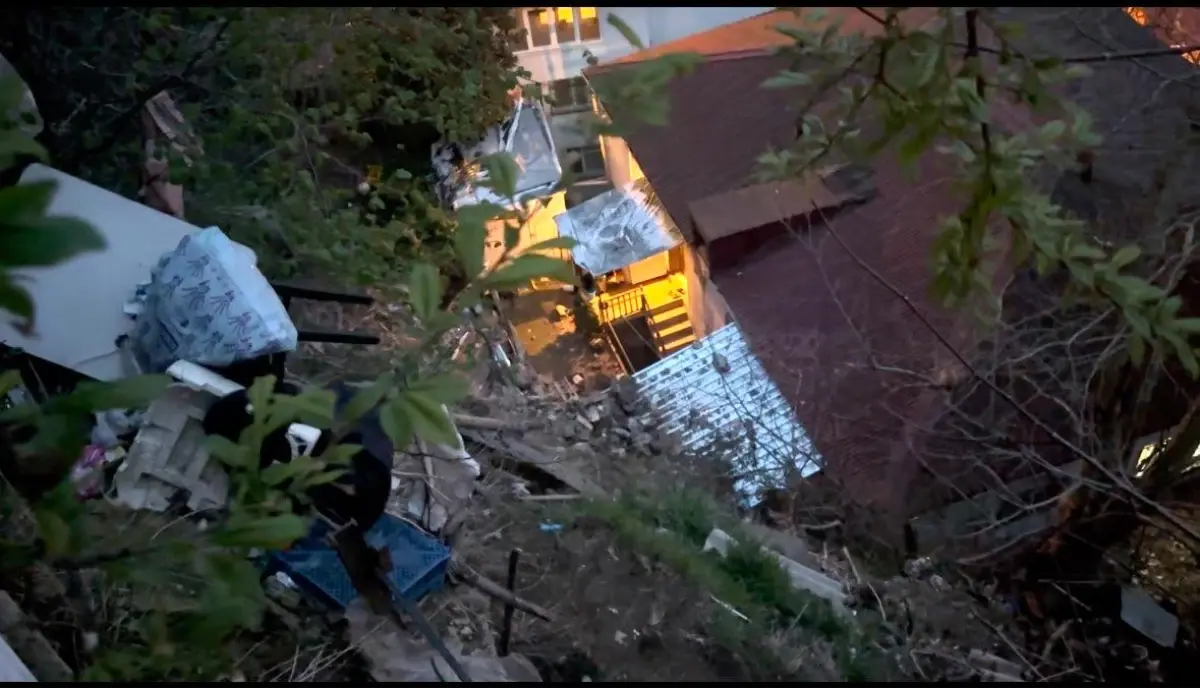 Sarıyer\'de toprak kayması sonucu 6 binaya tahliye kararı verildi: Bina sakinleri belediyeye isyan etti