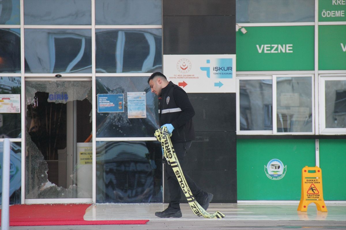 Antalya\'da Belediye Binasına Silahlı Saldırı