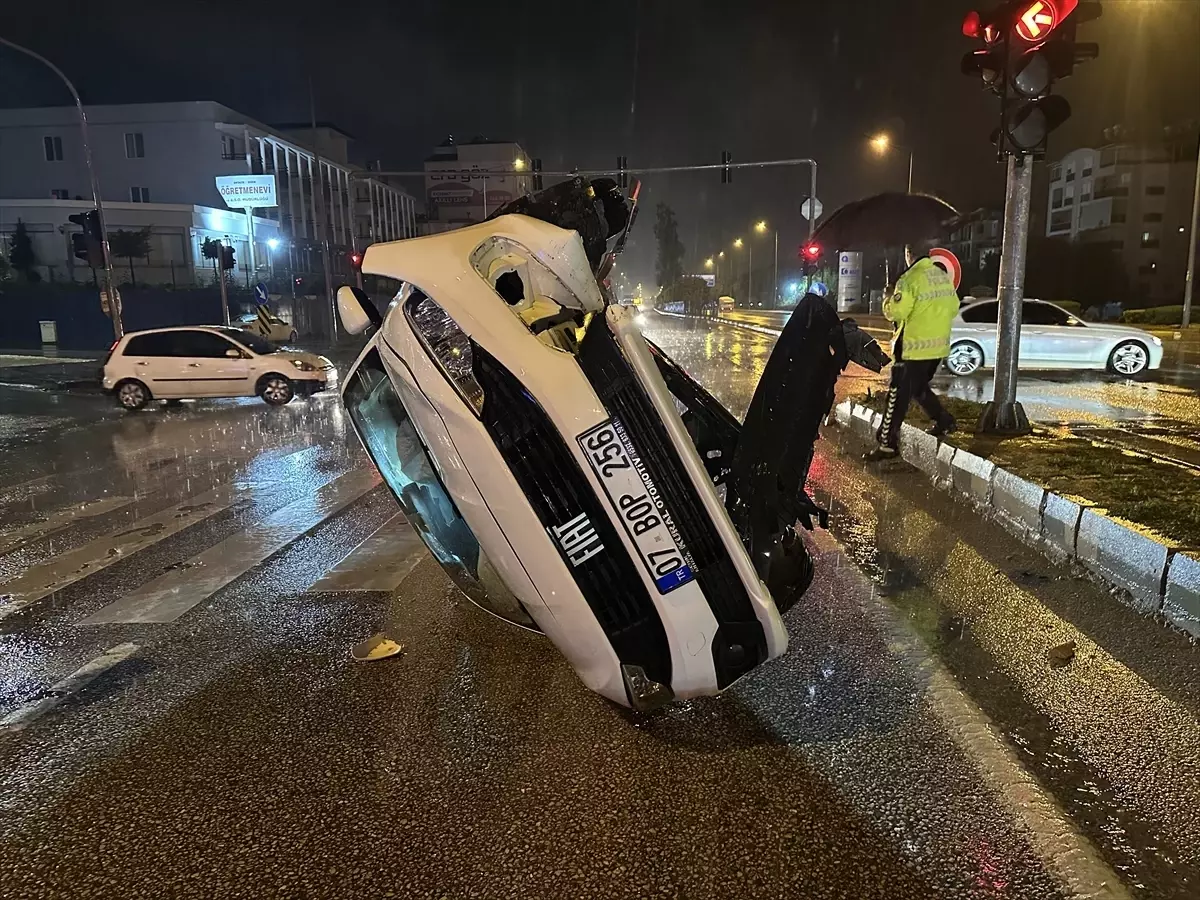 Antalya\'da Otomobil Devrildi