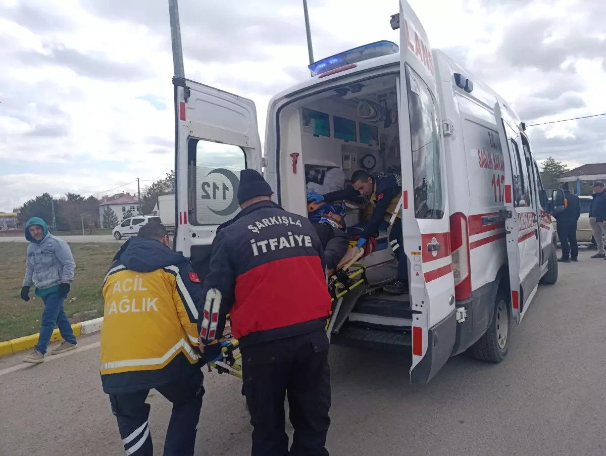 Sivas\'ta İki Otomobil Çarpıştı: 4 Yaralı